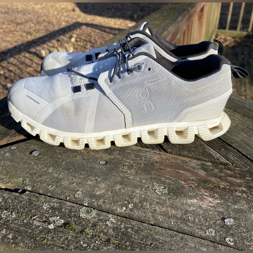 ON Cloud 5 Waterproof Women Running Shoes 59.98837 Size 7 Gray Cloudfoam Sneaker